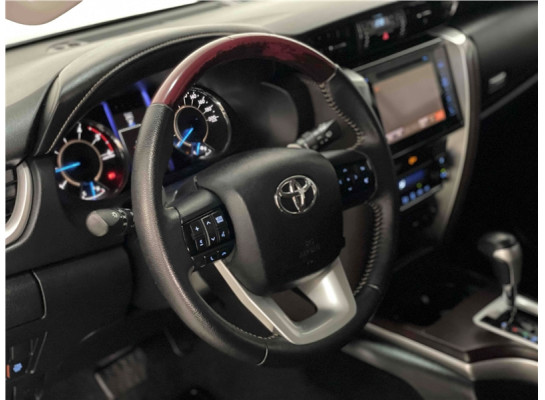 Toyota HILUX SW4 2.8 DIESEL SRX 4X4 AUTOMÁTICO 2018/2019