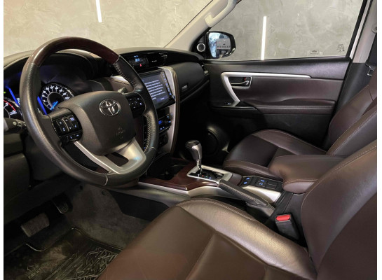 Toyota HILUX SW4 2.8 D-4D TURBO DIESEL SRX 7L 4X4 AUTOMÁTICO 2019/2020