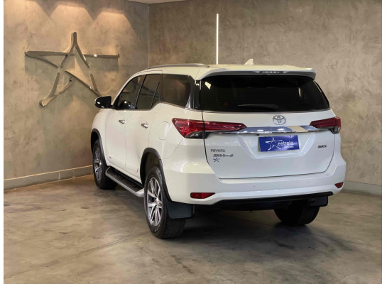 Toyota HILUX SW4 2.8 D-4D TURBO DIESEL SRX 7L 4X4 AUTOMÁTICO 2019/2020