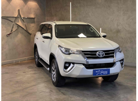 Toyota HILUX SW4 2.8 D-4D TURBO DIESEL SRX 7L 4X4 AUTOMÁTICO 2019/2020