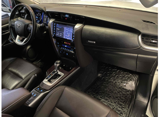 Toyota HILUX SW4 2.8 D-4D TURBO DIESEL SRX 7L 4X4 AUTOMÁTICO 2019/2020