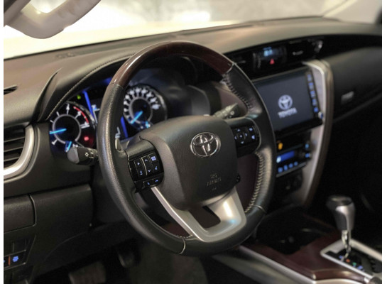 Toyota HILUX SW4 2.8 D-4D TURBO DIESEL SRX 7L 4X4 AUTOMÁTICO 2019/2020