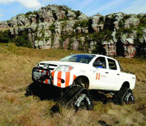 Toyota Hilux com esteira nas rodas garante luz elétrica nos rincões do PR